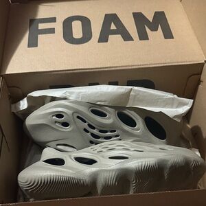 Foam Runner Sneakers in Gray